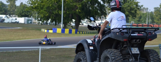 Père au bord de piste